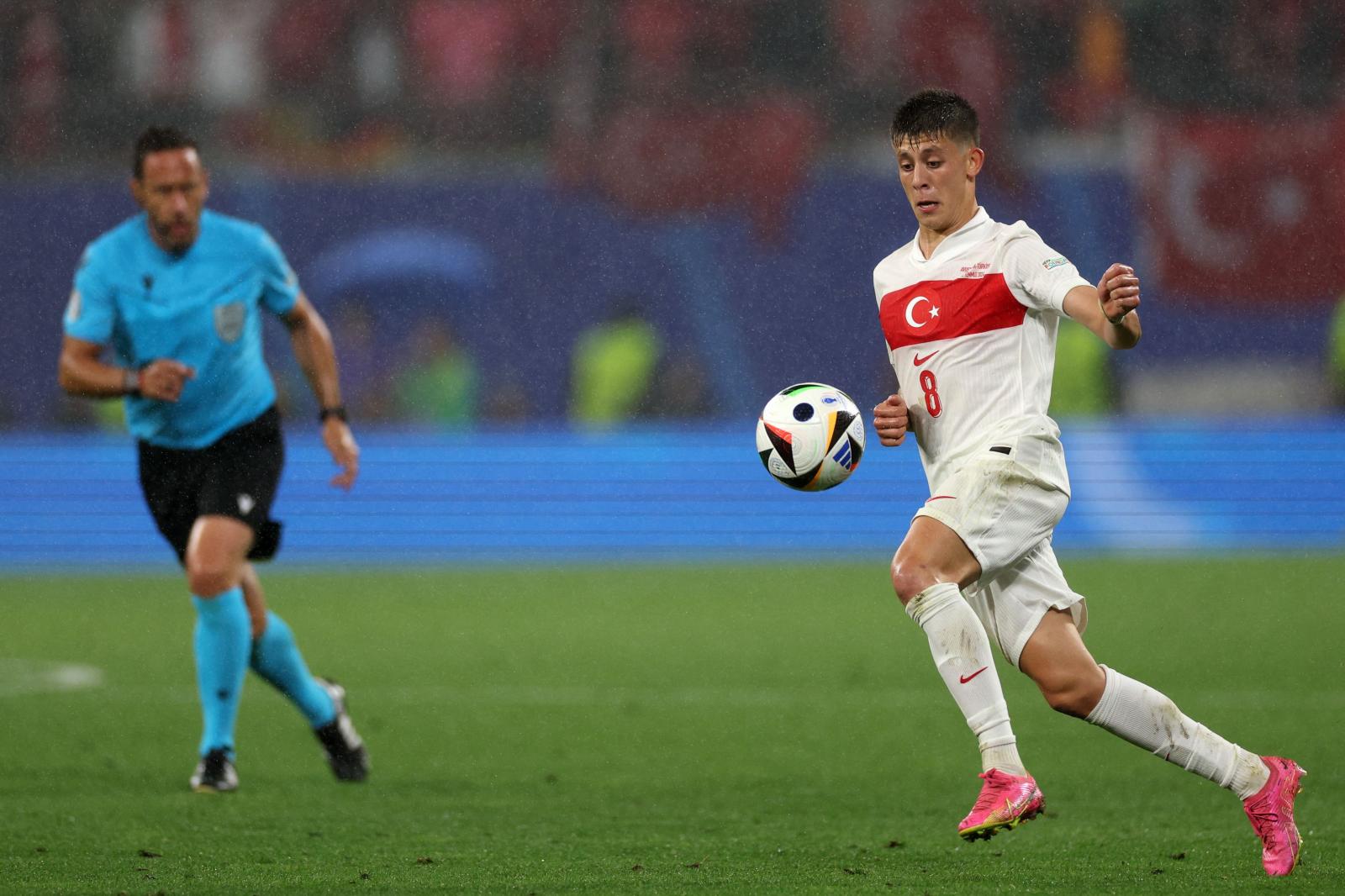 Arda Güler controla el balón durante el partido contra Austria.