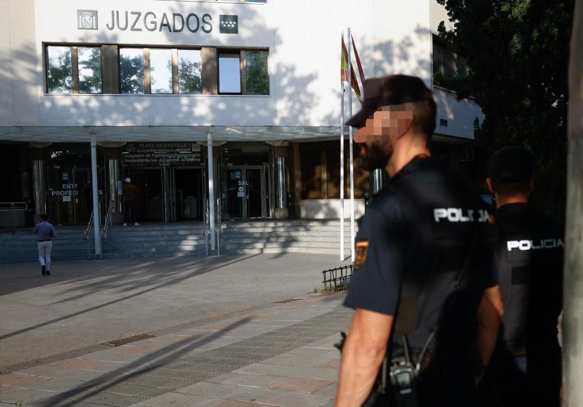 Un policía custodia la entrada a los juzgados de plaza de Castilla en Madrid.