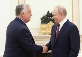 El primer ministro húngaro, Viktor Orbán, saluda al presidente ruso, Vladímir Putin, a su llegada este viernes al Kremlin.