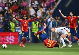 Pedri cae al suelo tras la dura entrada de Toni Kroos.