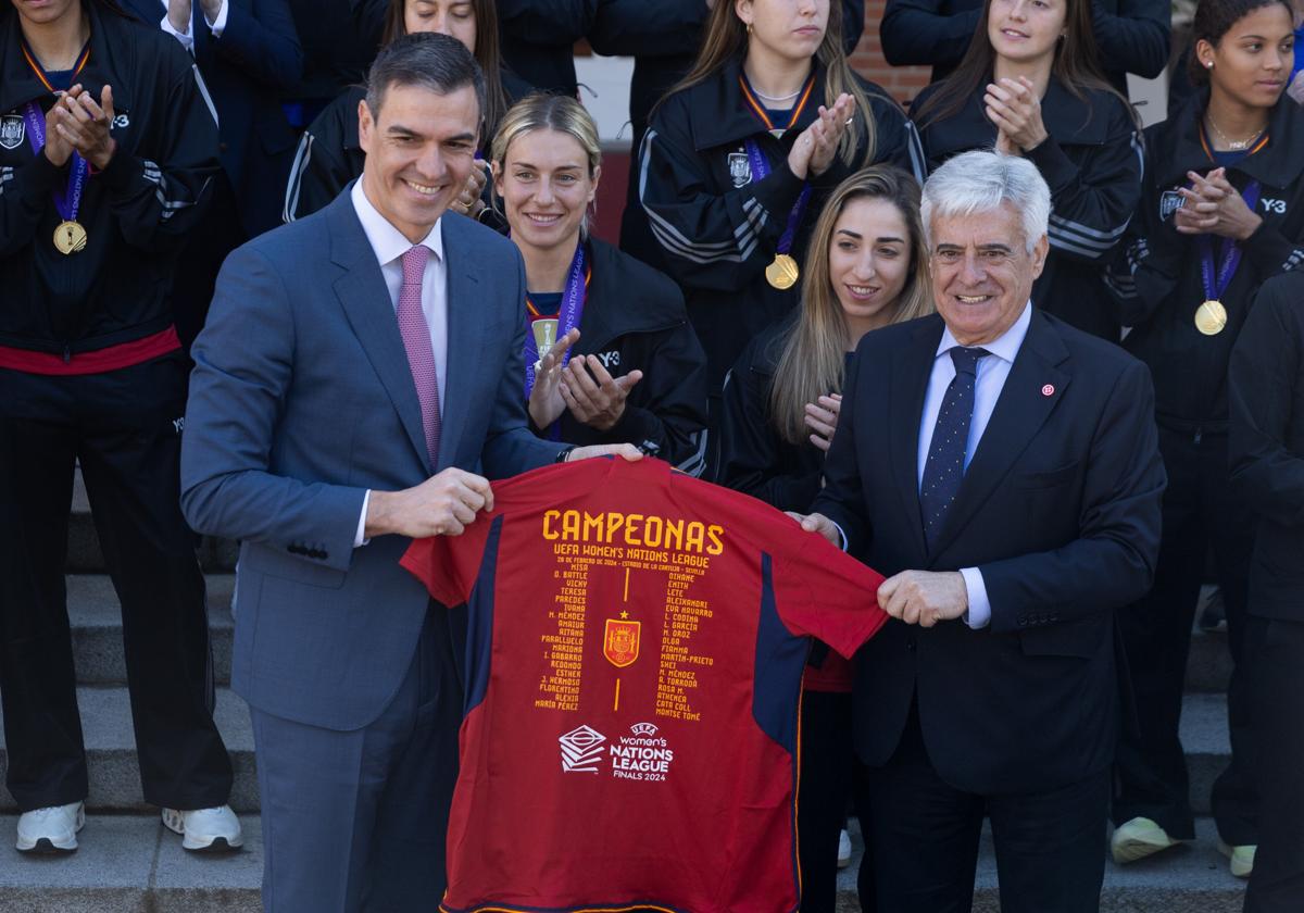 El presidente del Gobierno, Pedro Sánchez y el presidente de la RFEF, Pedro Rocha, junto a las jugadoras de la Selección Femenina Española de Fútbol tras ganar el mundial.