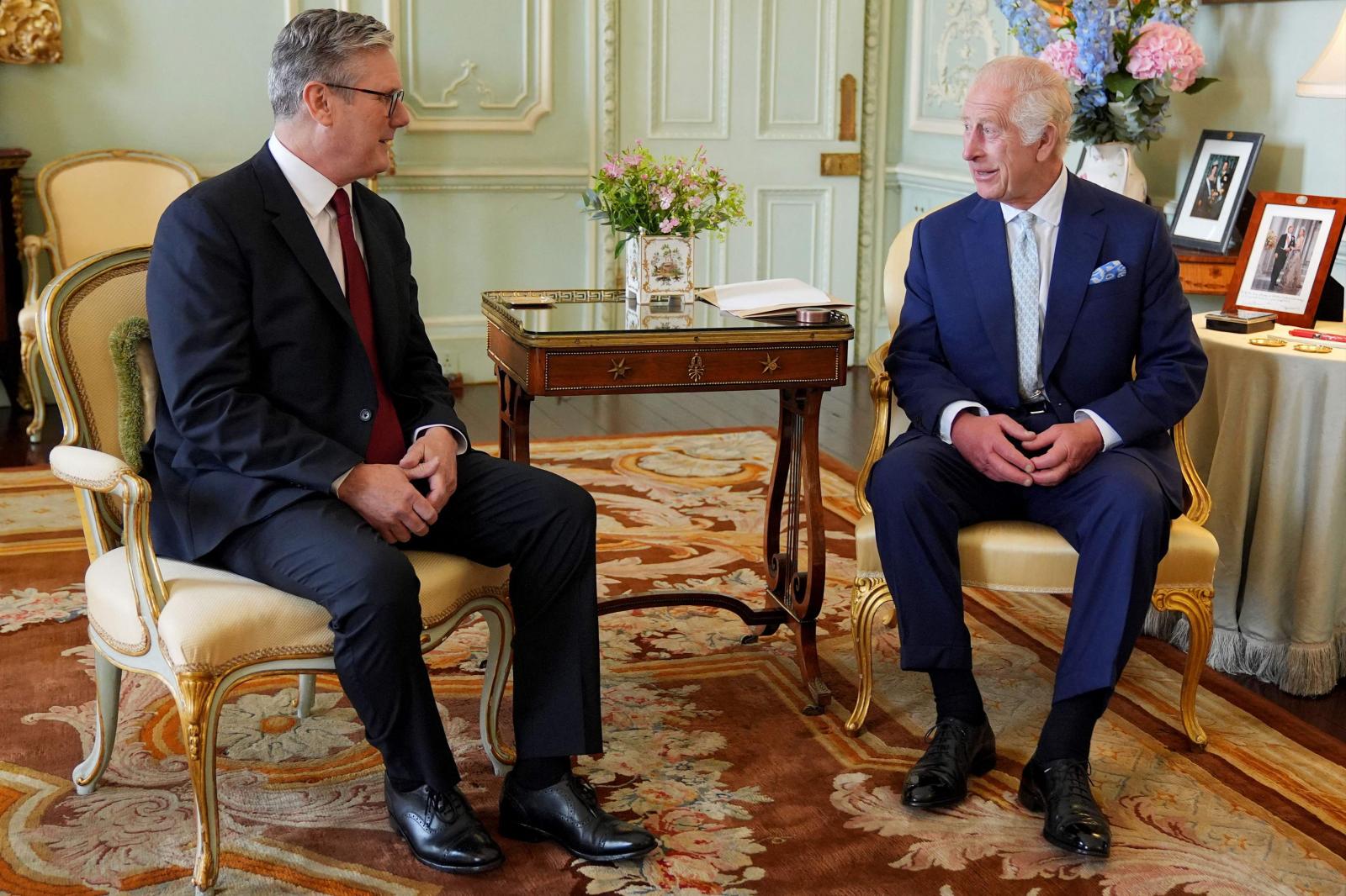 El laborista Keir Starmer y nuevo primer ministro británico, durante su encuentro con Carlos III.