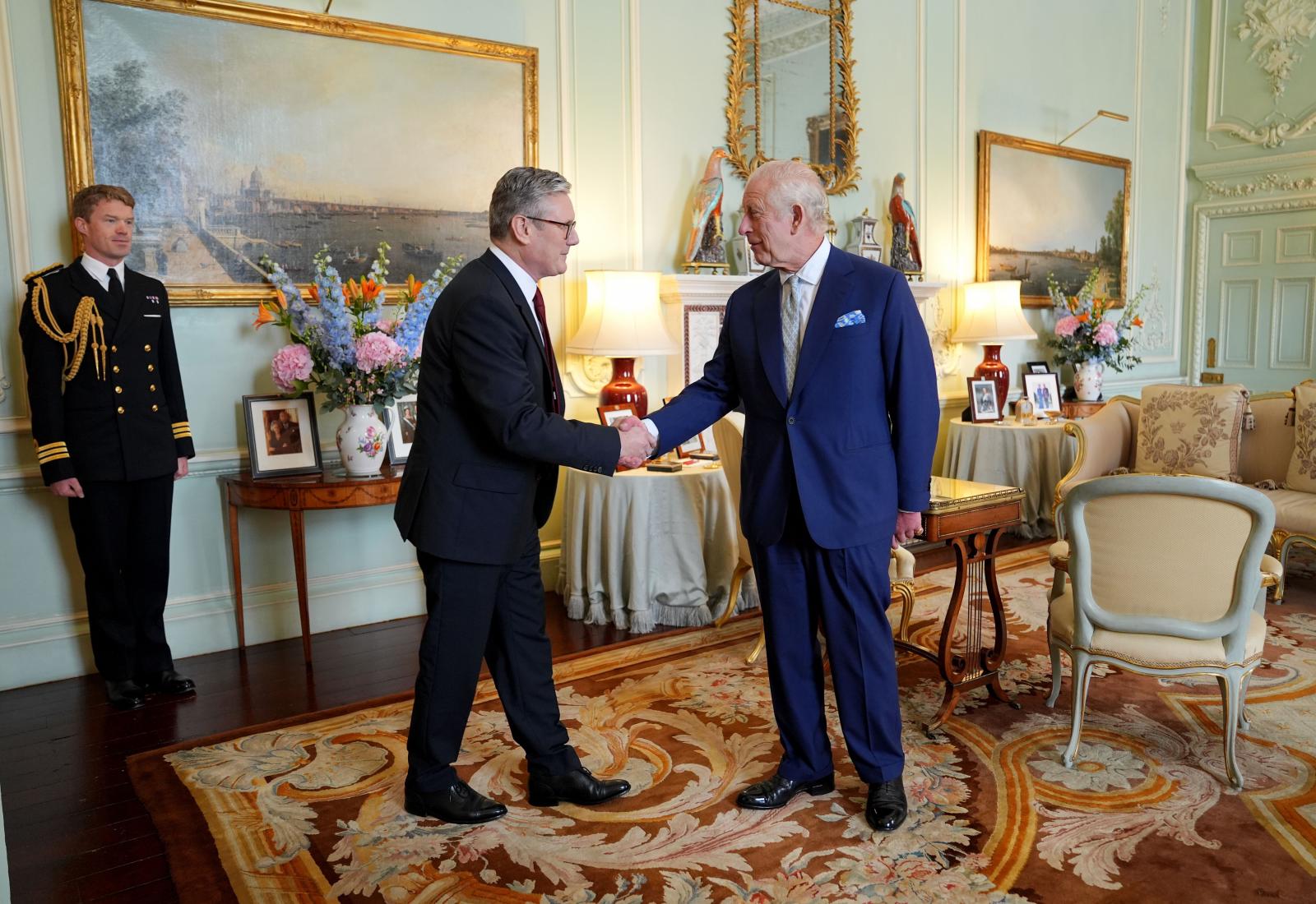 Starmer y Carlos III sellan con un apretón de manos el inicio del nuevo mandato.