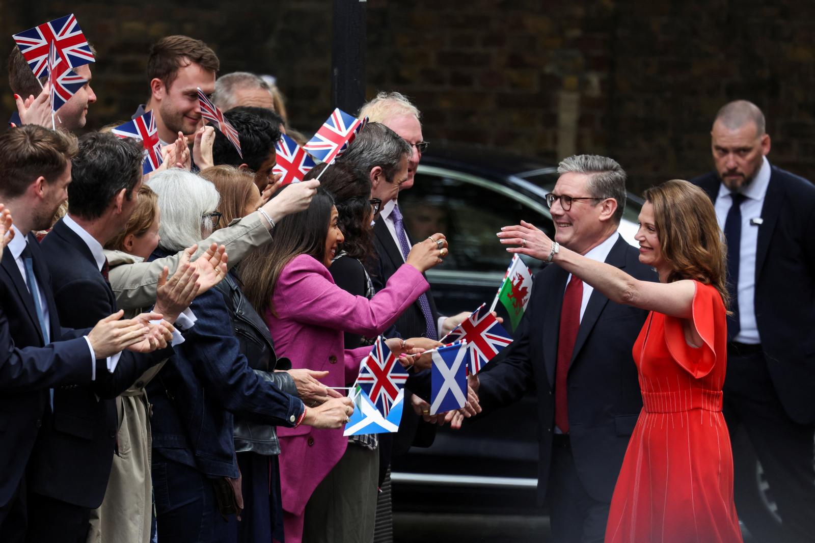 El nuevo primer ministro Starmer y su esposa son recibidos con gran expectación en Downing Street.