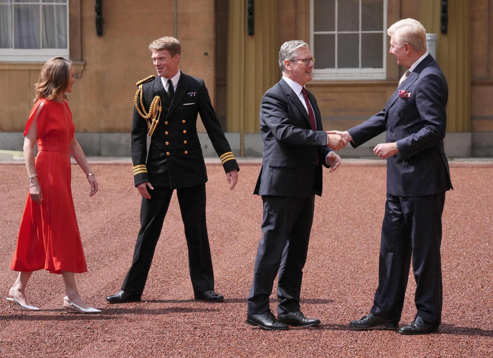 Keir Starmer, el vencedor de las elecciones británicas, y su esposa, acuden a Buckingham.