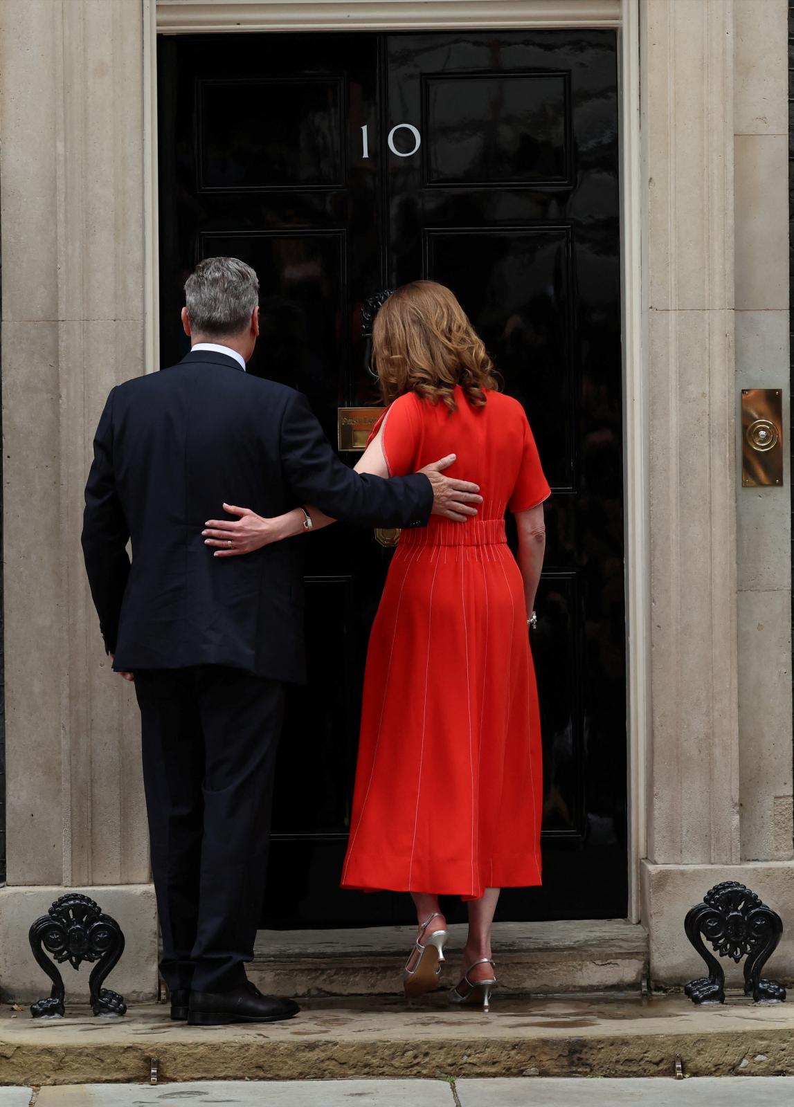 El 'premier' y su mujer se adentran en la que a partir de ahora será su nueva morada.