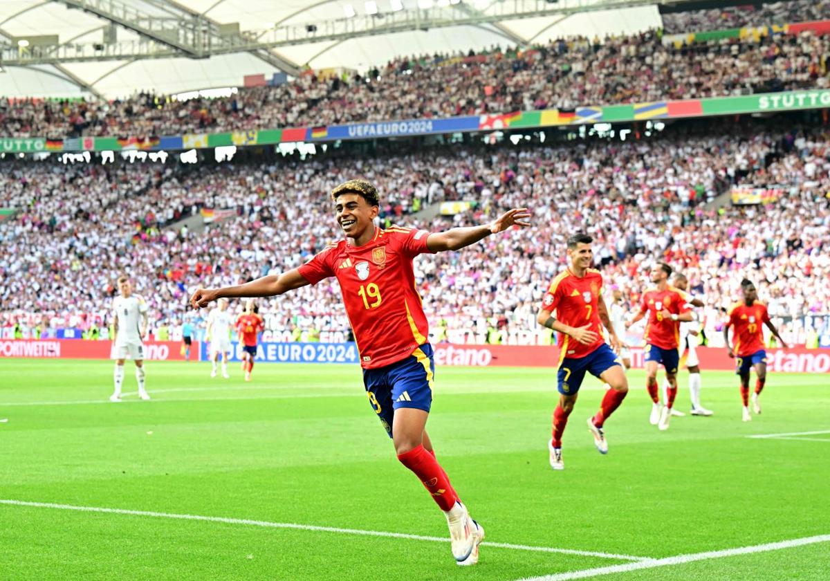 Yamal celebra el gol de Olmo.