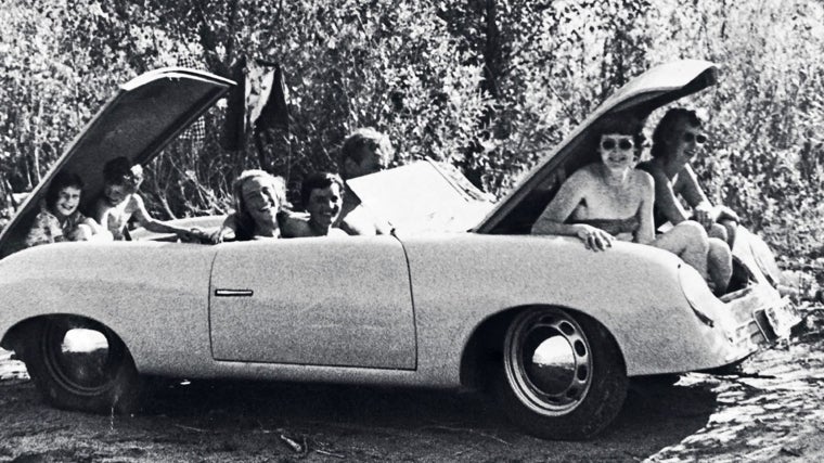 Miembros de la familia Porsche subidos en el roadster Nº1 de 1948