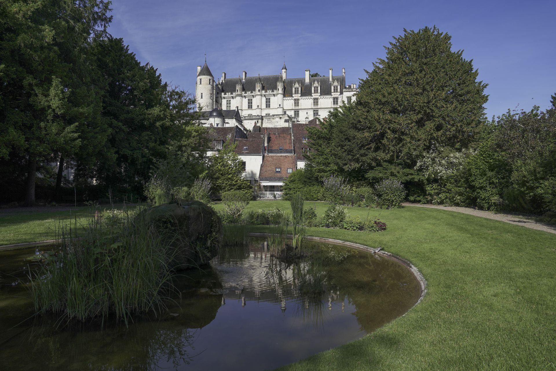 Loches, ciudadela medieval y renacentista. Compuesta de una torre del homenaje del siglo XI y de un palacio del siglo XII, acogió a numerosos personajes importantes de la historia de Francia como Carlos VII y su favorita Agnes Sorel, Juana de Arco o Ana de Bretaña. Tuvo un papel defensivo muy importante en la ruta comercial que unía Paris con el norte de España. Loches (Francia).