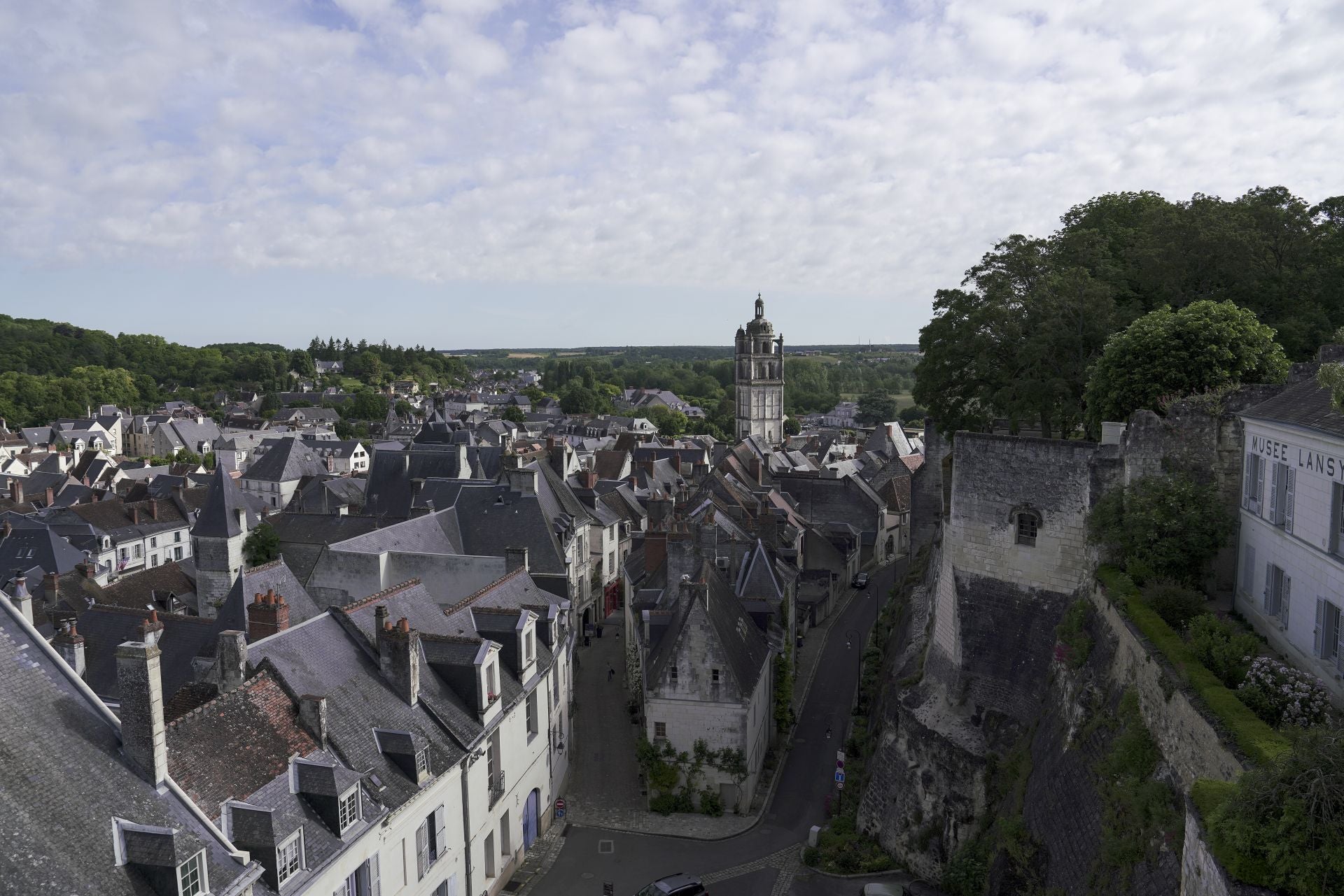 Loches, ciudadela medieval y renacentista. Compuesta de una torre del homenaje del siglo XI y de un palacio del siglo XII, acogió a numerosos personajes importantes de la historia de Francia como Carlos VII y su favorita Agnes Sorel, Juana de Arco o Ana de Bretaña. Tuvo un papel defensivo muy importante en la ruta comercial que unía Paris con el norte de España. Loches (Francia). 