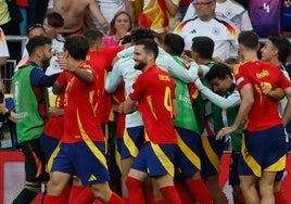 Los jugadores de la selección española celebran el segundo gol durante el partido de cuartos de final de la Eurocopa.