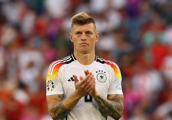 Toni Kroos se despide de la afición alemana tras caer ante España en Stuttgart y consumar su retirada.s