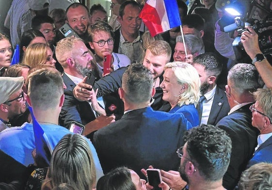 La líder ultraderechista francesa, Marine Le Pen, se fotografía con un grupo de simpatizantes antes de la celebración de la segunda vuelta electoral.