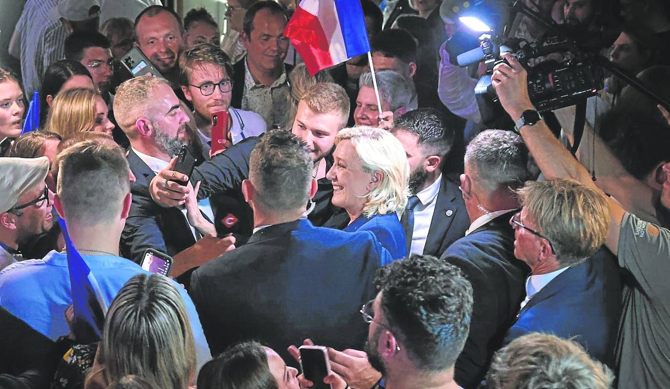 La líder ultraderechista francesa, Marine Le Pen, se fotografía con un grupo de simpatizantes antes de la celebración de la segunda vuelta electoral.