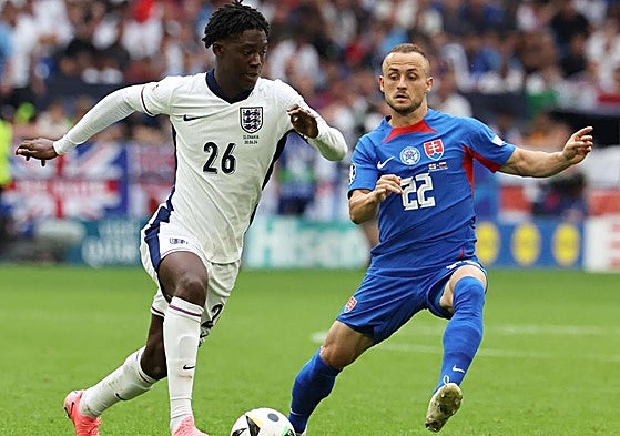 Kobbie Mainoo en acción durante el partido contra Eslovaquia.