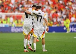 Las promesas de Alemania, Musiala y Wirtz, celebran el gol del empate ante España.