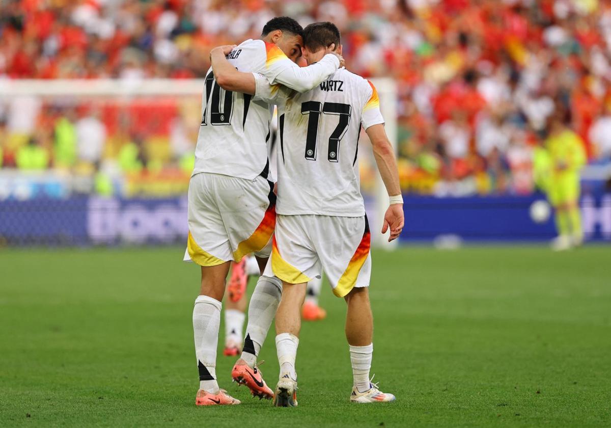 Las promesas de Alemania, Musiala y Wirtz, celebran el gol del empate ante España.