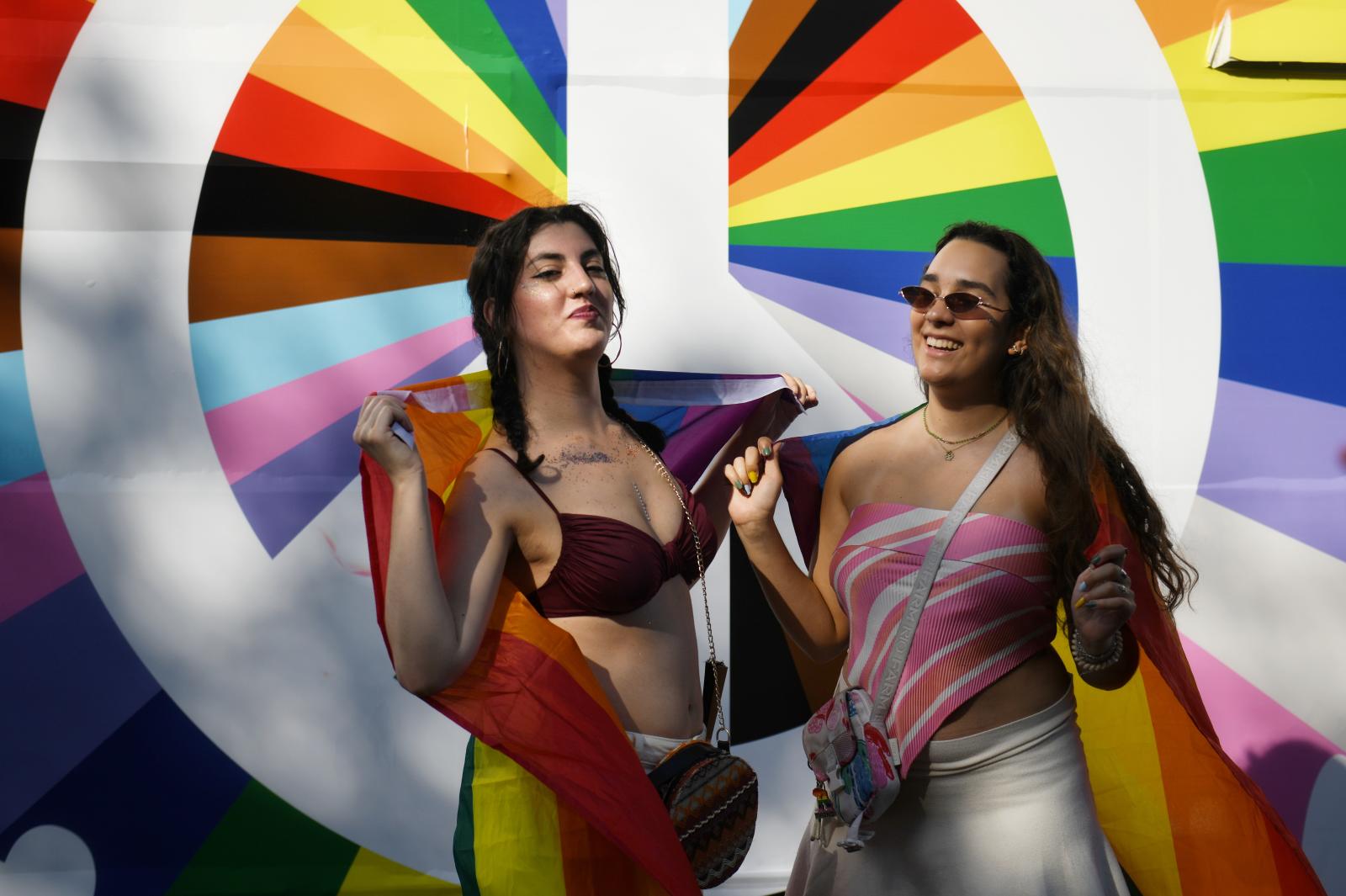 Dos de las participantes en la marcha del Orgullo.