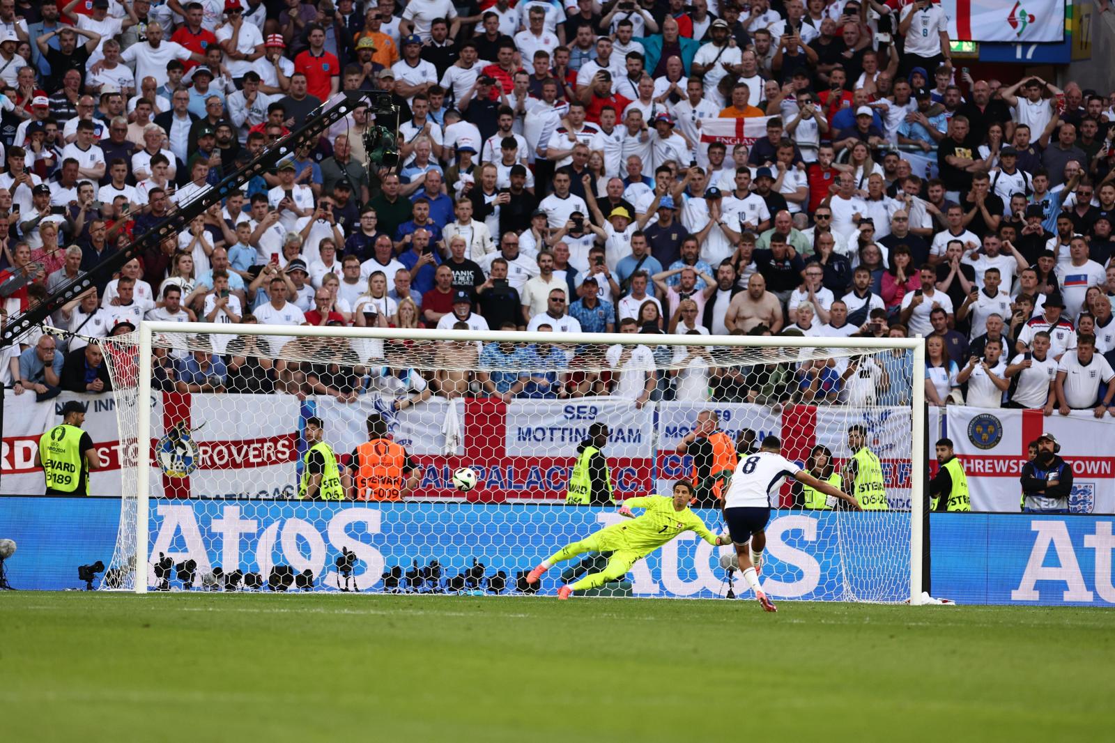 Alexander-Arnold anota el penalti definitivo en la tanda ganada por Inglaterra