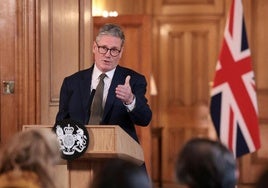 El primer ministro británico, Keir Starmer, ofrece una rueda de prensa al concluir la primera reunión de su gabinete.