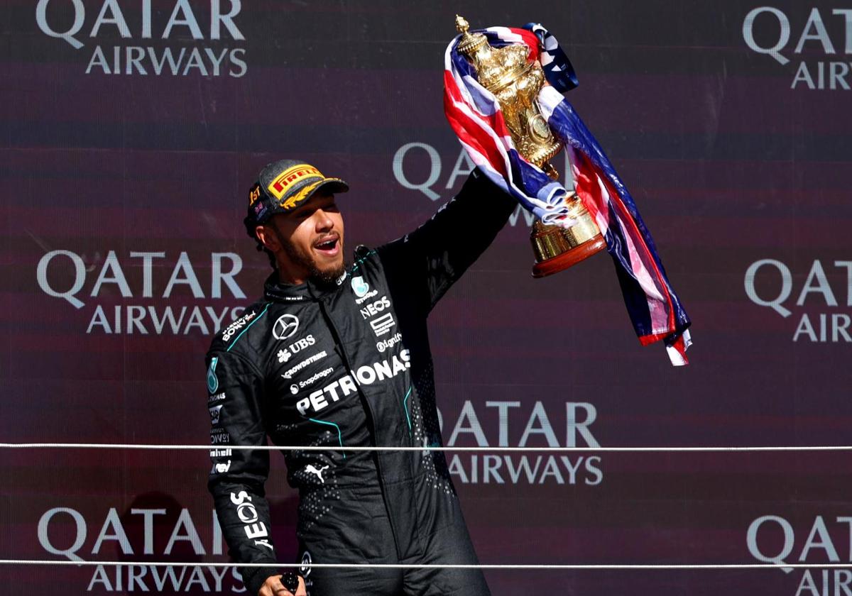 Lewis Hamilton, en el podio, celebrando la victoria del GP de Silverstone.