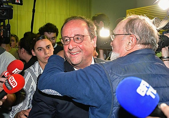 El expresidente François Hollande celebra los resultados electorales.