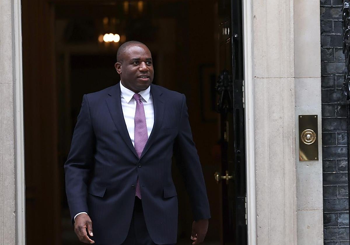David Lammy, nuevo ministro de Exteriores británico, sale de Downing Street.