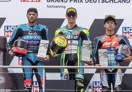 En el podio de Sachsenring, de izquierda a derecha, Jake Dixon, Fermín Aldeguer y Ai Ogura.