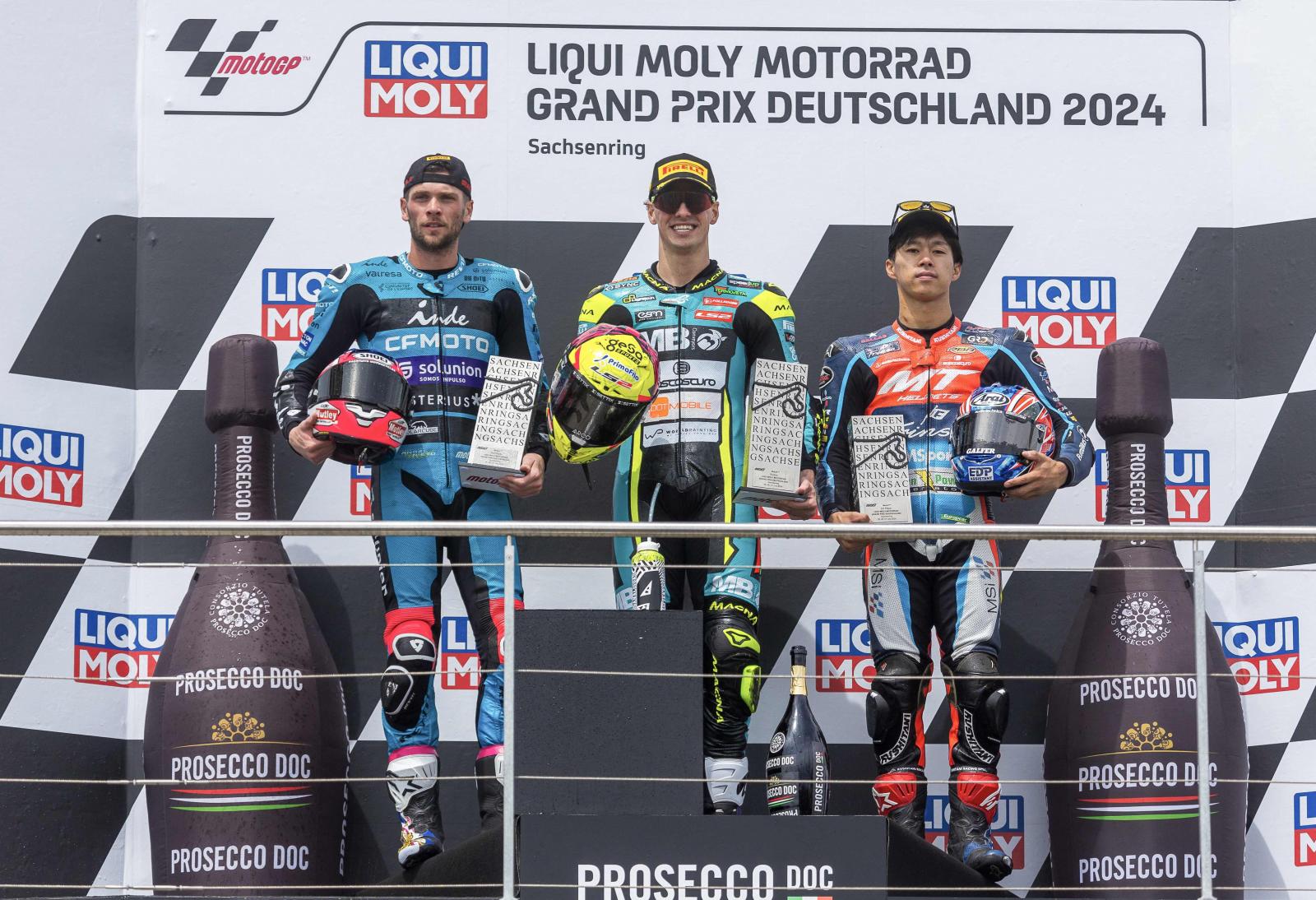 En el podio de Sachsenring, de izquierda a derecha, Jake Dixon, Fermín Aldeguer y Ai Ogura.