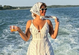 Beyoncé, luciendo el vestido corto de la colección Resort de Charo Ruiz, de estética lencera.