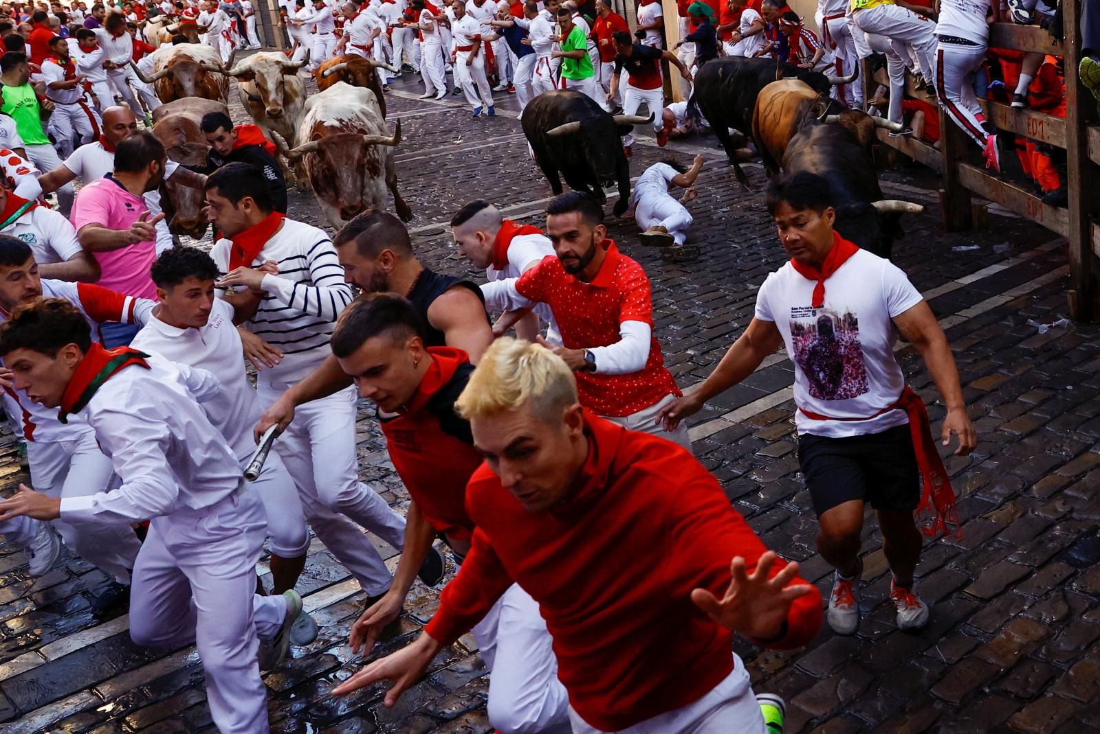En la plaza del Ayuntamiento, la manada ha arrollado a un mozo y posteriormente, a la derecha en Mercaderes un toro ha caído y a la izquierda otra parte de la manada ha arrollado a varios corredores.