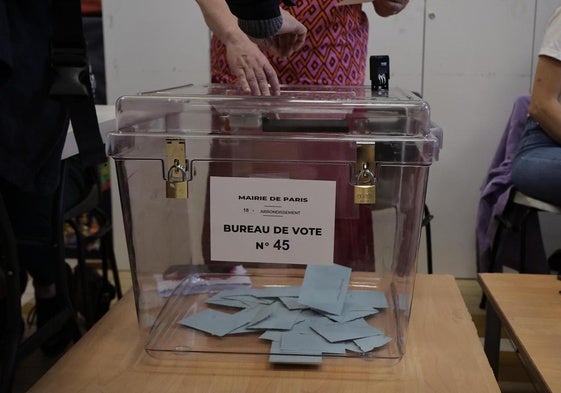 Votantes en un colegio electoral durante la segunda vuelta de las elecciones parlamentarias francesas en París