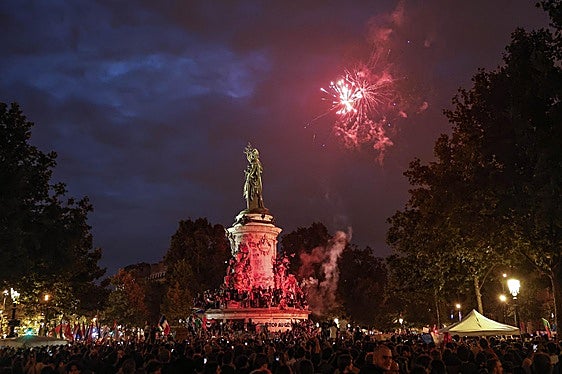 Una gran celebración callejera salpicada por disturbios radicales