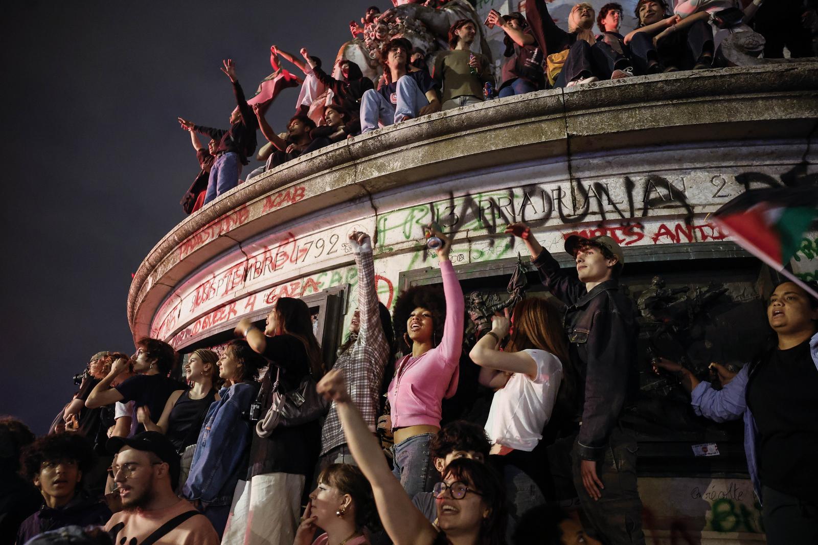 Jóvenes en la Plaza de la República.