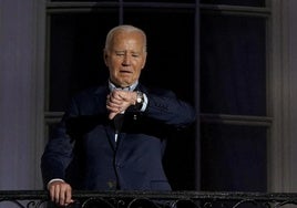 Biden mira su reloj durante las celebraciones del 4 de Julio en la Casa Blanca.