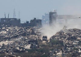 Un vehículo militar israelí maniobra en la Franja de Gaza.