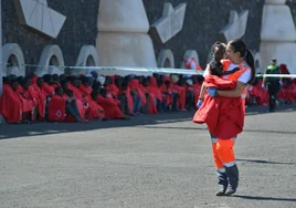 Una menor es atendida tras su llegada a la isla de El Hierro.