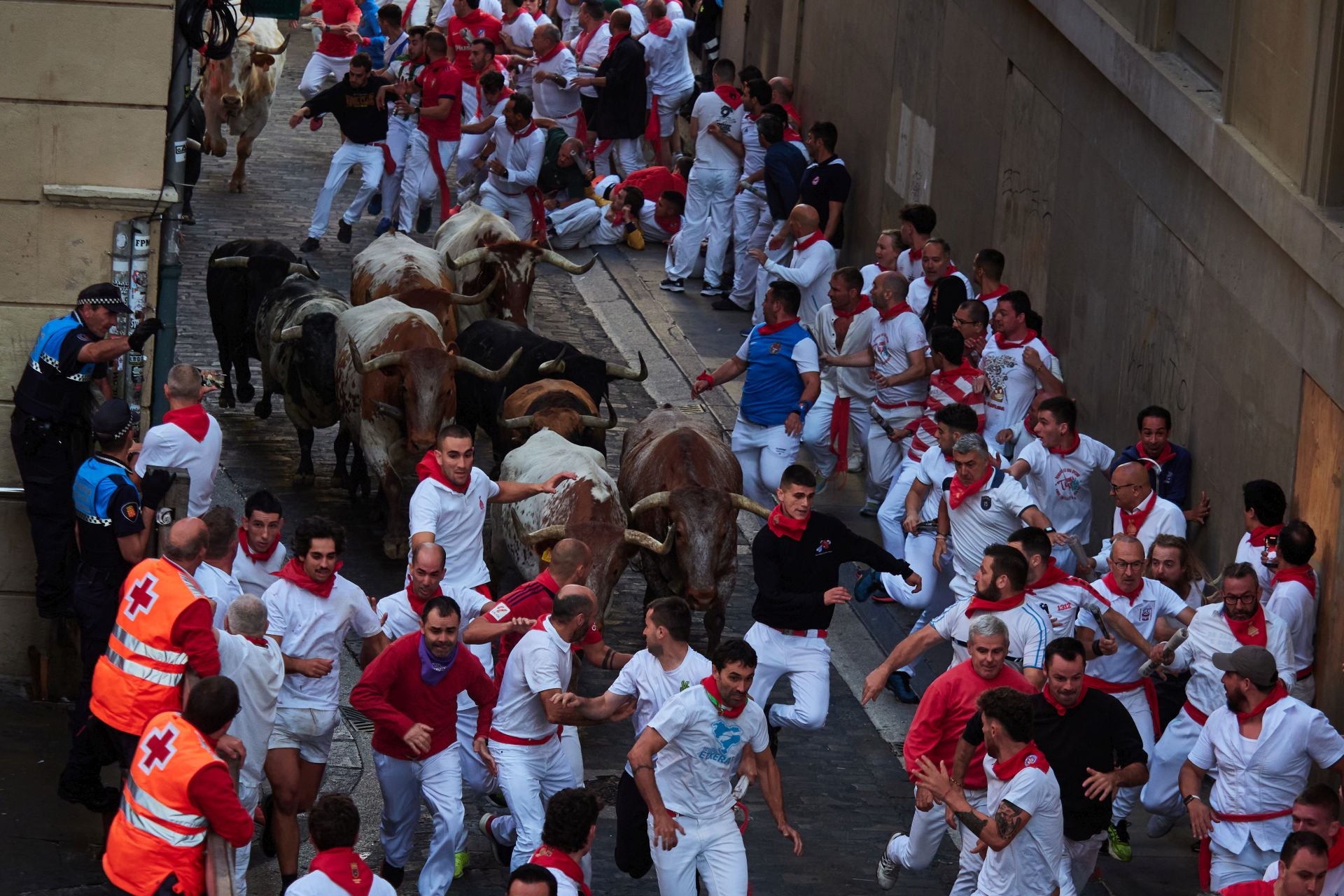 Los Cebada Gago han corrido este lunes en Pamplona por 34ª vez. En sus 33 anteriores participaciones han dejado 61 mozos corneados, una media de 1,84 heridos por asta por encierro.