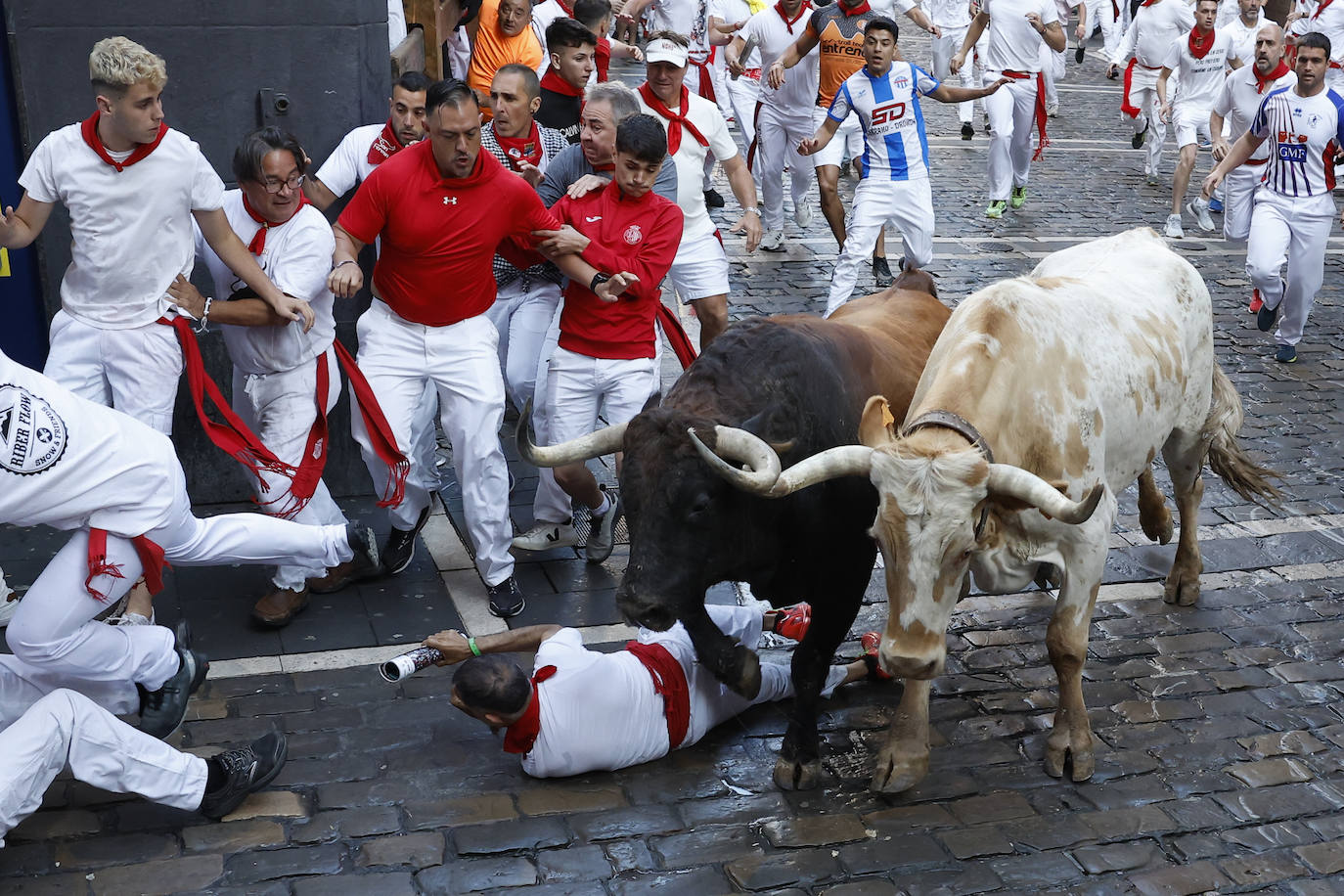 Un mozo cae al suelo durante el segundo encierro de los Sanfermines.