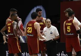 Sergio Scariolo da instrucciones a sus jugadores durante el partido ante Finlandia.