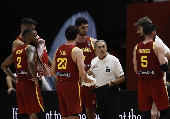 Sergio Scariolo da instrucciones a sus jugadores durante el partido ante Finlandia.