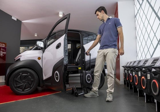 El nanocoche biplaza de Acciona, Silence 04, que mide poco más de dos metros de largo.