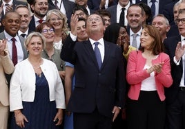 El expresidente Hollande posa junto con el resto de los diputados socialistas.