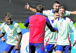 Nico, Ferran, Baena y Olmo bromeman en la sesión de trabajo de ayer previa a la semifinal.