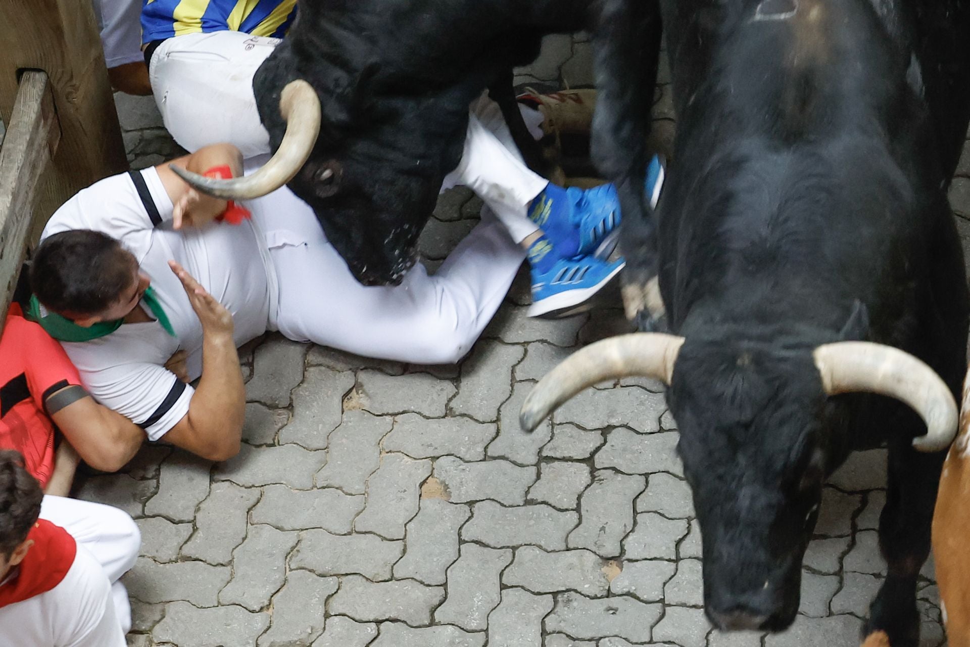 La nobleza de los toros de Victoriano del Río ha evitado que el encierro acabara en tragedia, ya que en varias ocasiones han tenido en sus astas la posibilidad de empitonar a los mozos, pero en lugar de embestir, se los han quitado de encima.