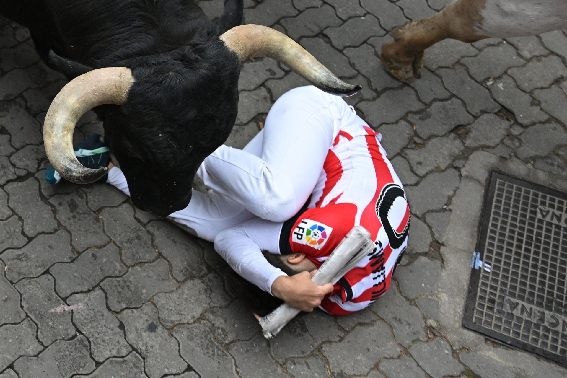 Un mozo se protege al paso de los toros de Victoriano del Río.