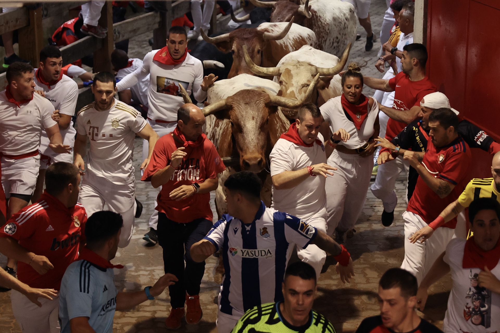 Mozos son perseguidos por toros de Victoriano del Río en el callejón de acceso a la plaza de toros. 