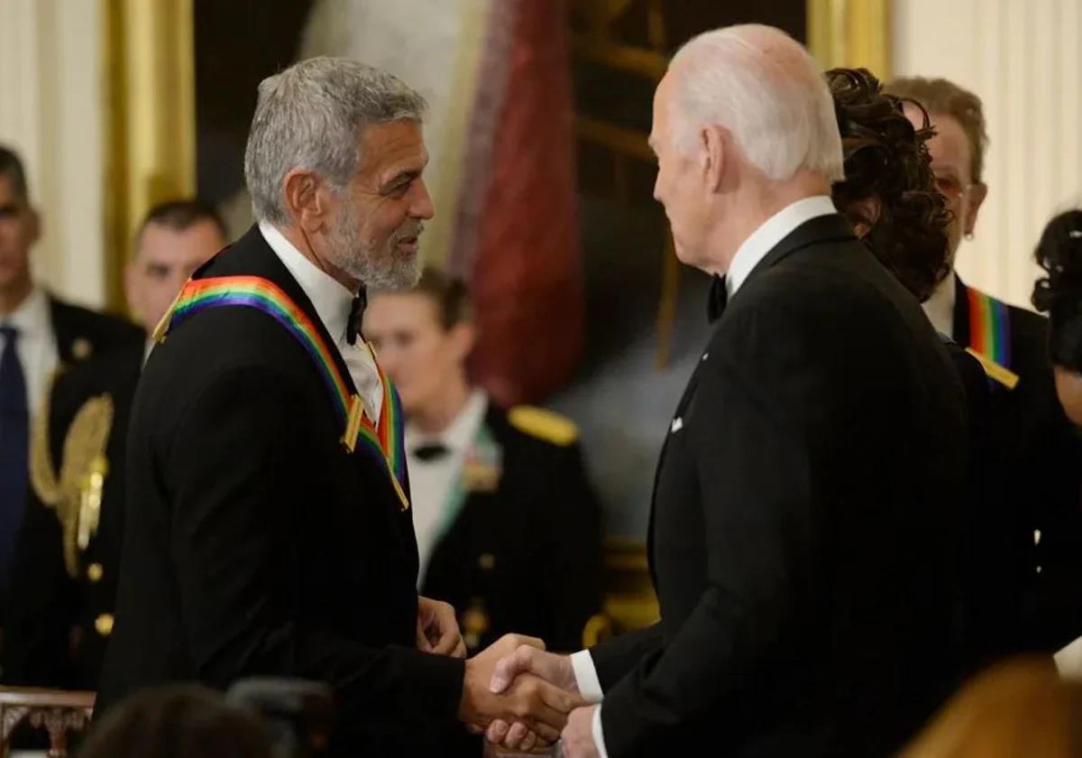 George Clooney saluda a Joe Biden en una ceremonia en la Casa Blanca.