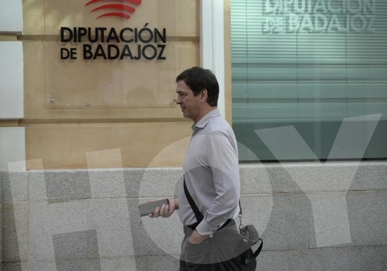 David Azagra, entrando esta mañana a la Diputación de Badajoz.