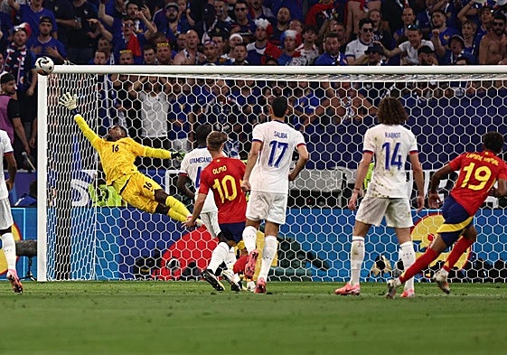 El guardameta francés no puede hacer nada ante el golazo de Lamine Yamal